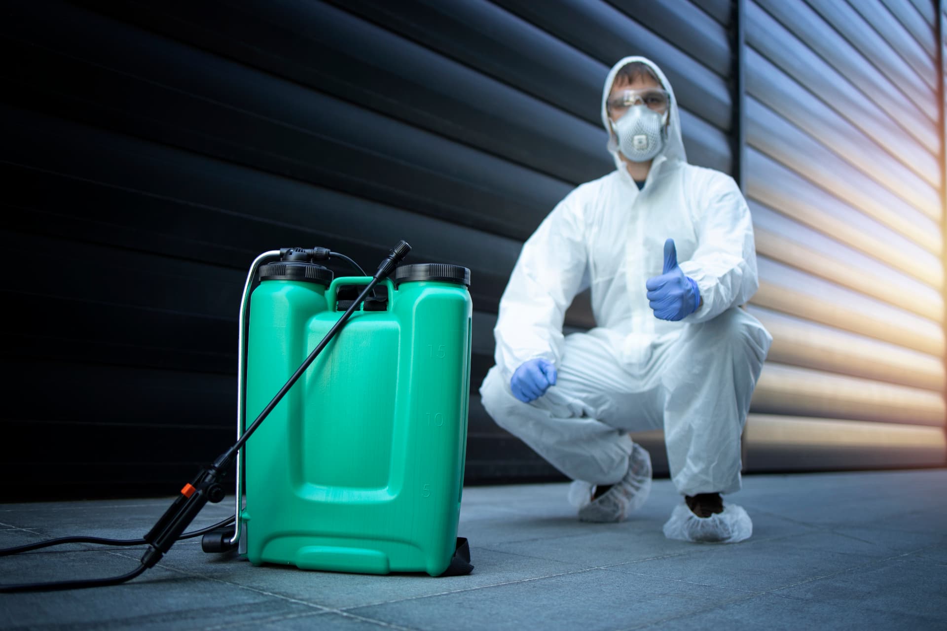 Técnico da Exata com equipamento profissional pronto para o atendimento